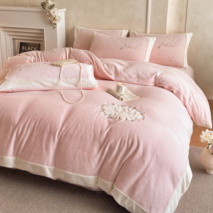 91家纺网 家纺一手货源 找家纺 （总）子曰 2025新款高克重牛奶绒轻奢刺绣撞色拼接工艺款四件套-安娜