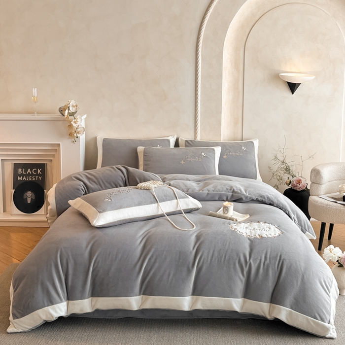 91家纺网 家纺一手货源 找家纺 子曰 2025新款高克重牛奶绒轻奢刺绣撞色拼接工艺款四件套-安娜 安娜-灰