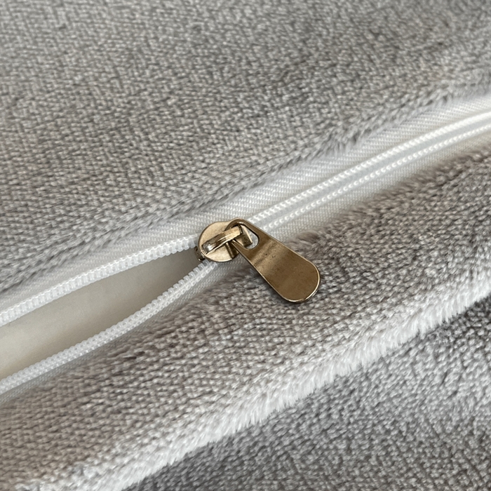 91家纺网 家纺一手货源 找家纺 子曰 2025新款高克重牛奶绒轻奢刺绣撞色拼接工艺款四件套-安娜 安娜-灰