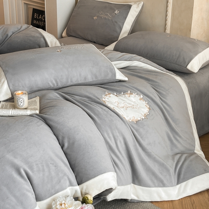 91家纺网 家纺一手货源 找家纺 子曰 2025新款高克重牛奶绒轻奢刺绣撞色拼接工艺款四件套-安娜 安娜-灰