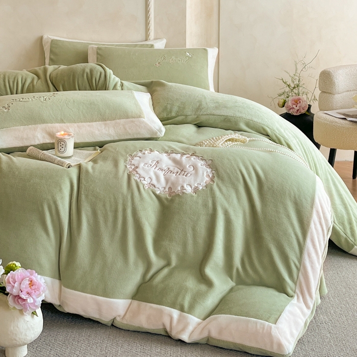 91家纺网 家纺一手货源 找家纺 子曰 2025新款高克重牛奶绒轻奢刺绣撞色拼接工艺款四件套-安娜 安娜-绿