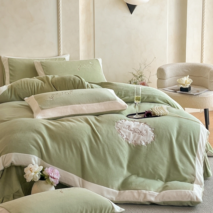 91家纺网 家纺一手货源 找家纺 子曰 2025新款高克重牛奶绒轻奢刺绣撞色拼接工艺款四件套-安娜 安娜-绿