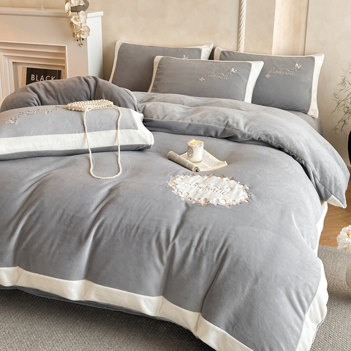 91家纺网 家纺一手货源 找家纺 子曰 2025新款高克重牛奶绒轻奢刺绣撞色拼接工艺款四件套-安娜 安娜-灰