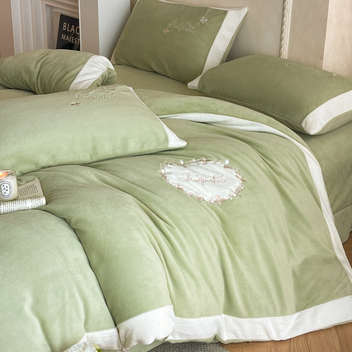 91家纺网 家纺一手货源 找家纺 子曰 2025新款高克重牛奶绒轻奢刺绣撞色拼接工艺款四件套-安娜 安娜-绿