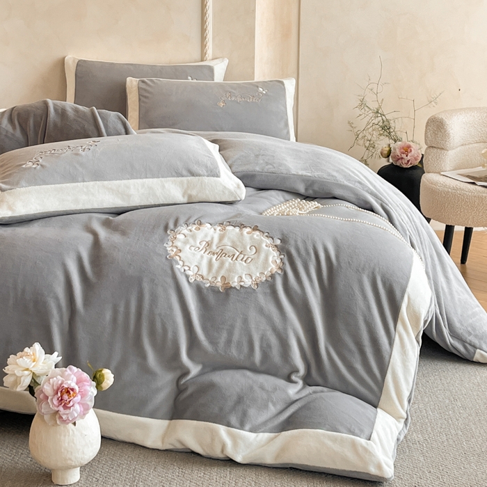 91家纺网 家纺一手货源 找家纺 子曰 2025新款高克重牛奶绒轻奢刺绣撞色拼接工艺款四件套-安娜 安娜-灰