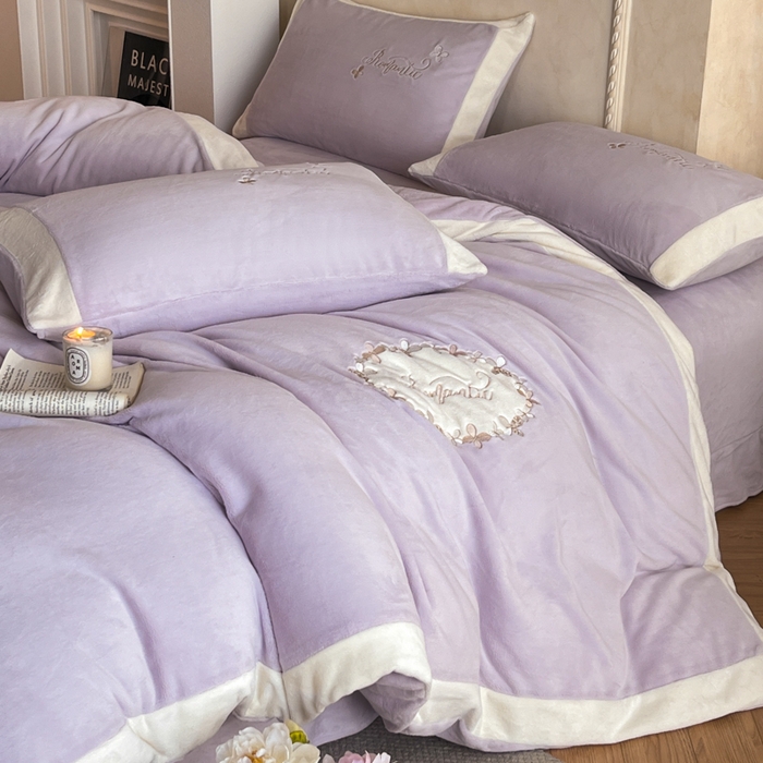 91家纺网 家纺一手货源 找家纺 子曰 2025新款高克重牛奶绒轻奢刺绣撞色拼接工艺款四件套-安娜 安娜-紫