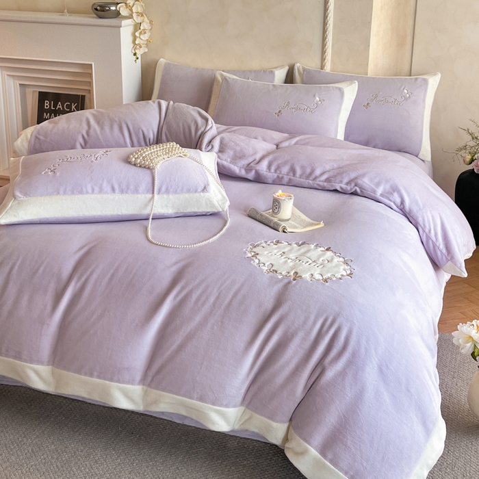 91家纺网 家纺一手货源 找家纺 子曰 2025新款高克重牛奶绒轻奢刺绣撞色拼接工艺款四件套-安娜 安娜-紫