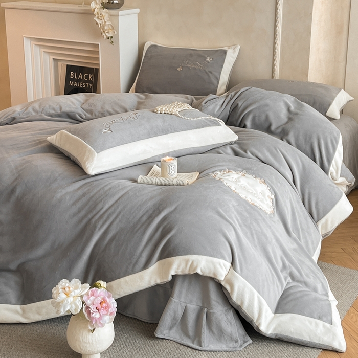 91家纺网 家纺一手货源 找家纺 子曰 2025新款高克重牛奶绒轻奢刺绣撞色拼接工艺款四件套-安娜 安娜-灰