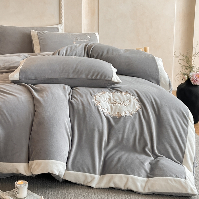 91家纺网 家纺一手货源 找家纺 子曰 2025新款高克重牛奶绒轻奢刺绣撞色拼接工艺款四件套-安娜 安娜-灰