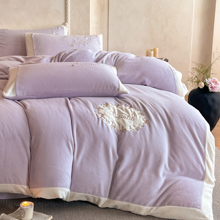 91家纺网 家纺一手货源 找家纺 子曰 2025新款高克重牛奶绒轻奢刺绣撞色拼接工艺款四件套-安娜 安娜-紫