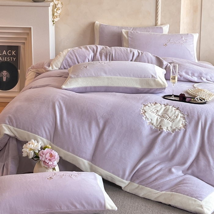 91家纺网 家纺一手货源 找家纺 子曰 2025新款高克重牛奶绒轻奢刺绣撞色拼接工艺款四件套-安娜 安娜-紫