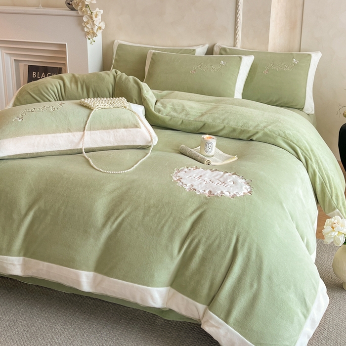 91家纺网 家纺一手货源 找家纺 子曰 2025新款高克重牛奶绒轻奢刺绣撞色拼接工艺款四件套-安娜 安娜-绿