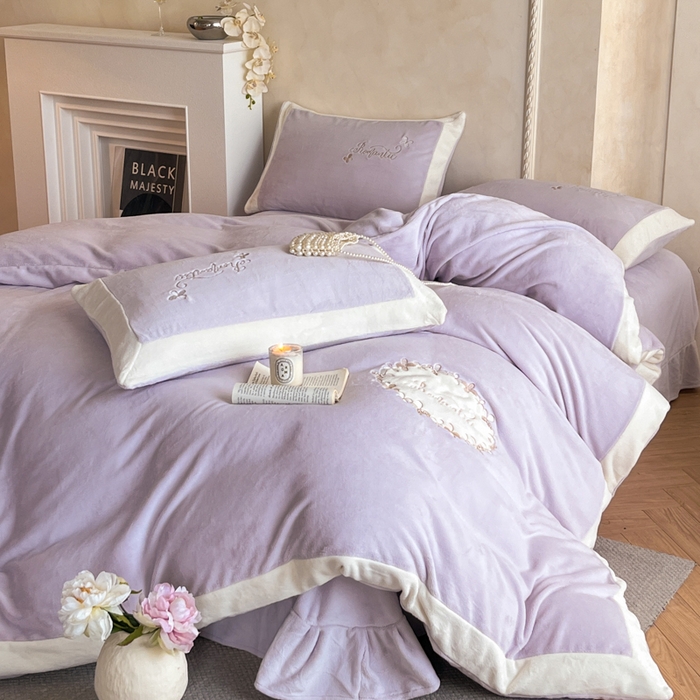 91家纺网 家纺一手货源 找家纺 子曰 2025新款高克重牛奶绒轻奢刺绣撞色拼接工艺款四件套-安娜 安娜-紫