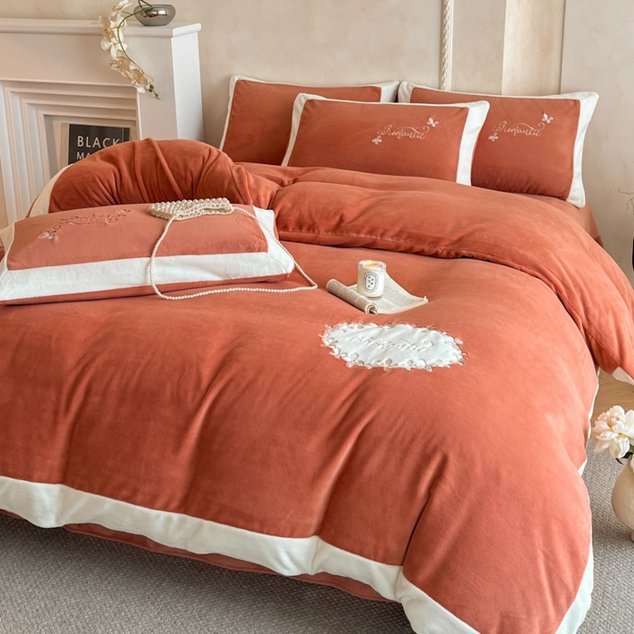 91家纺网 家纺一手货源 找家纺 子曰 2025新款高克重牛奶绒轻奢刺绣撞色拼接工艺款四件套-安娜 安娜-橘