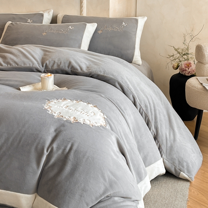 91家纺网 家纺一手货源 找家纺 子曰 2025新款高克重牛奶绒轻奢刺绣撞色拼接工艺款四件套-安娜 安娜-灰