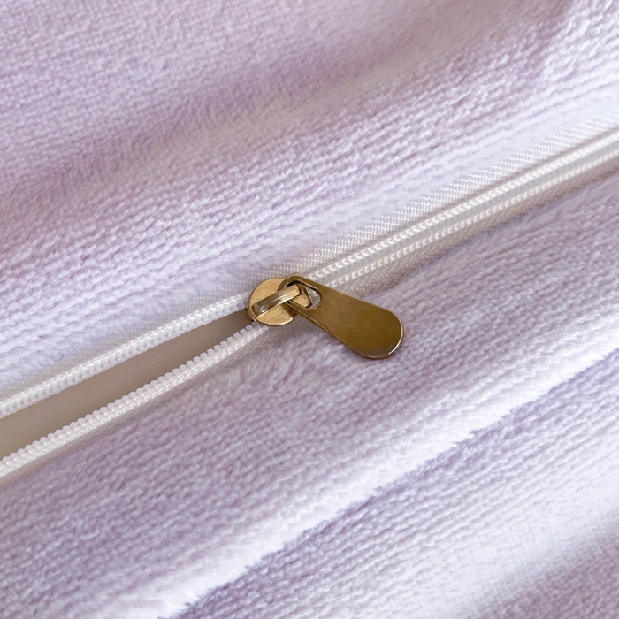 91家纺网 家纺一手货源 找家纺 子曰 2025新款高克重牛奶绒轻奢刺绣撞色拼接工艺款四件套-安娜 安娜-紫