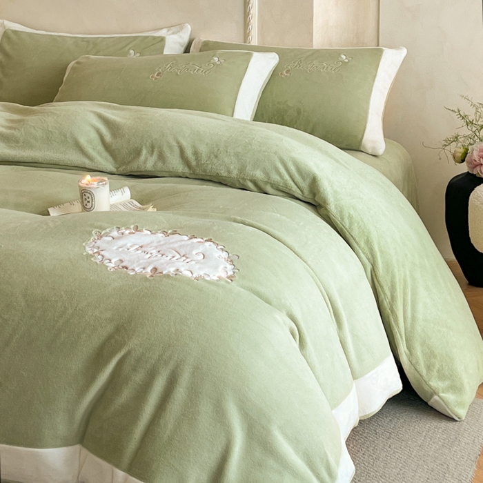 91家纺网 家纺一手货源 找家纺 子曰 2025新款高克重牛奶绒轻奢刺绣撞色拼接工艺款四件套-安娜 安娜-绿
