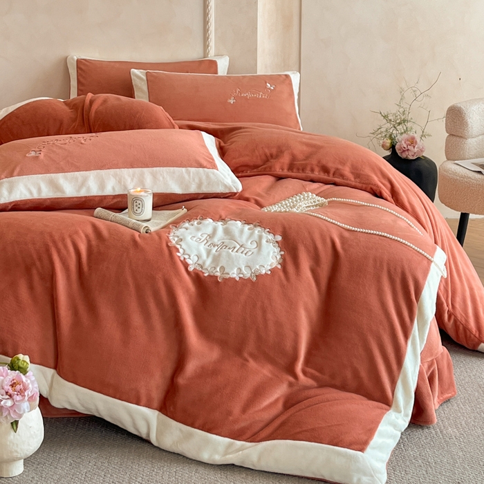91家纺网 家纺一手货源 找家纺 子曰 2025新款高克重牛奶绒轻奢刺绣撞色拼接工艺款四件套-安娜 安娜-橘
