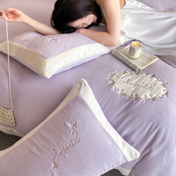 91家纺网 家纺一手货源 找家纺 子曰 2025新款高克重牛奶绒轻奢刺绣撞色拼接工艺款四件套-安娜 安娜-紫