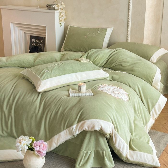 91家纺网 家纺一手货源 找家纺 子曰 2025新款高克重牛奶绒轻奢刺绣撞色拼接工艺款四件套-安娜 安娜-绿