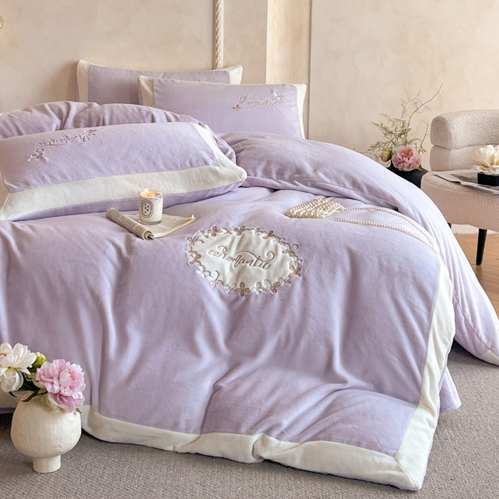 91家纺网 家纺一手货源 找家纺 子曰 2025新款高克重牛奶绒轻奢刺绣撞色拼接工艺款四件套-安娜 安娜-紫