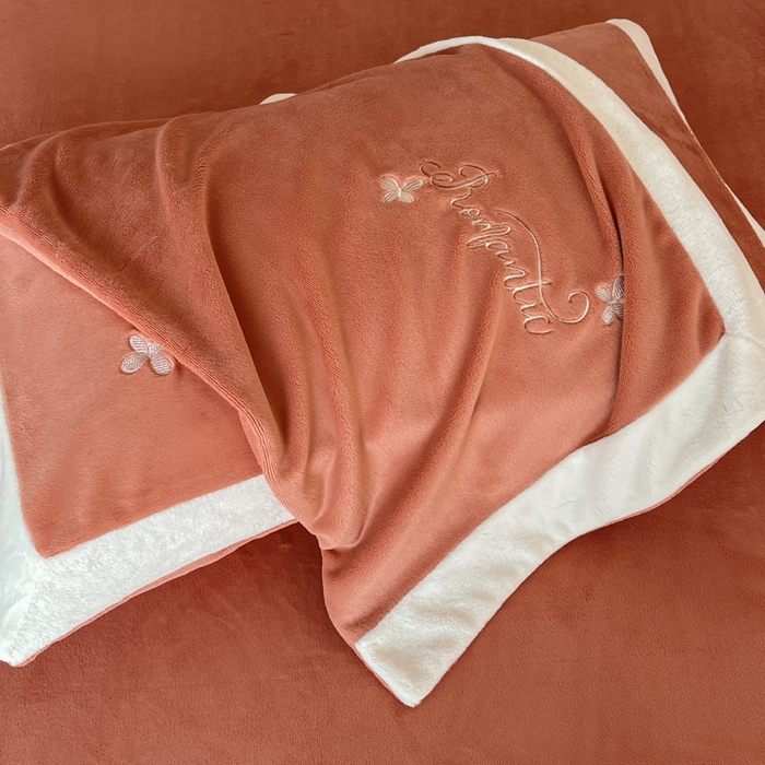 91家纺网 家纺一手货源 找家纺 子曰 2025新款高克重牛奶绒轻奢刺绣撞色拼接工艺款四件套-安娜 安娜-橘