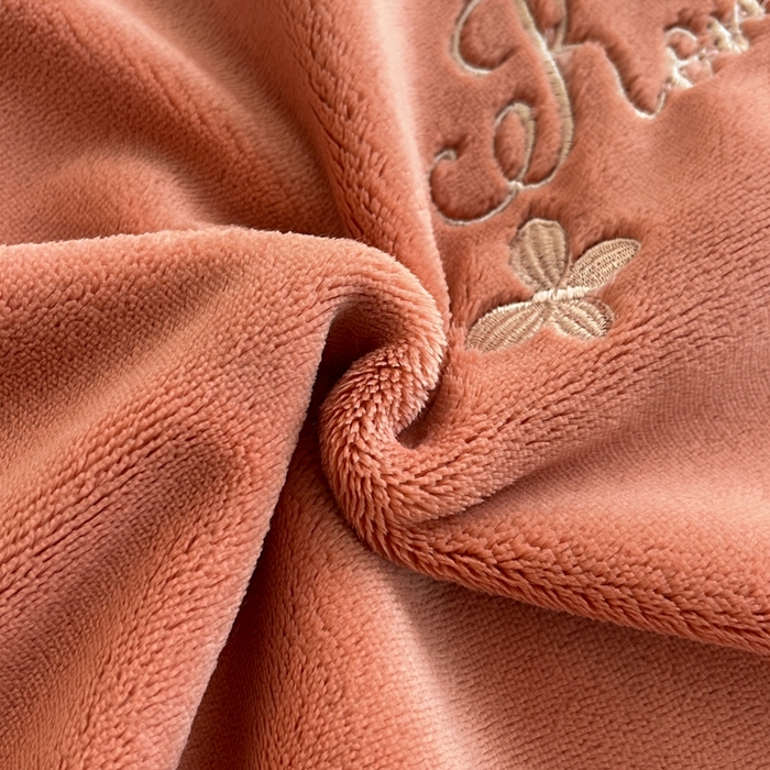 91家纺网 家纺一手货源 找家纺 子曰 2025新款高克重牛奶绒轻奢刺绣撞色拼接工艺款四件套-安娜 安娜-橘