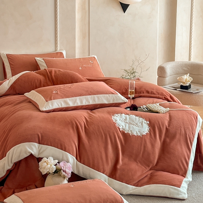 91家纺网 家纺一手货源 找家纺 子曰 2025新款高克重牛奶绒轻奢刺绣撞色拼接工艺款四件套-安娜 安娜-橘