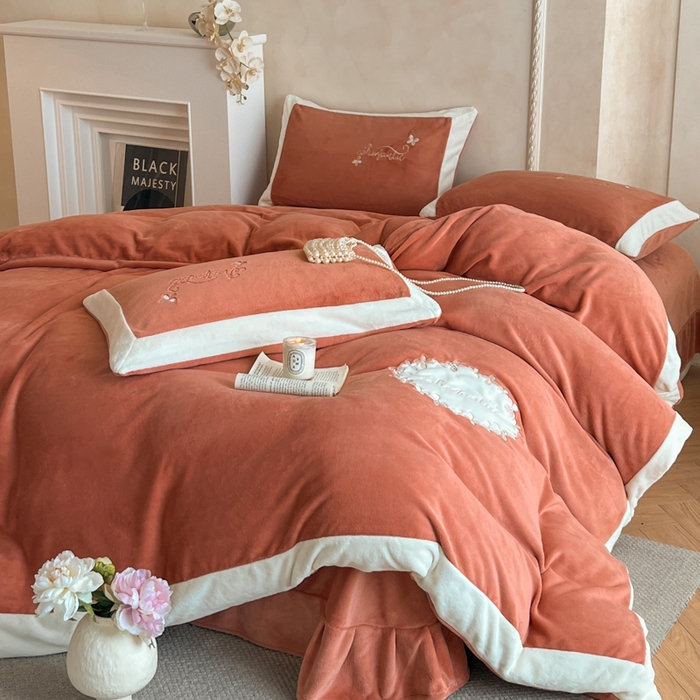 91家纺网 家纺一手货源 找家纺 子曰 2025新款高克重牛奶绒轻奢刺绣撞色拼接工艺款四件套-安娜 安娜-橘