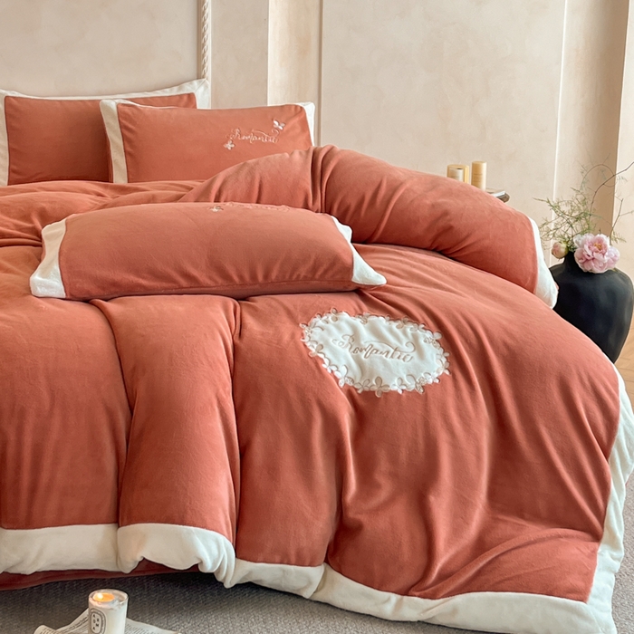 91家纺网 家纺一手货源 找家纺 子曰 2025新款高克重牛奶绒轻奢刺绣撞色拼接工艺款四件套-安娜 安娜-橘