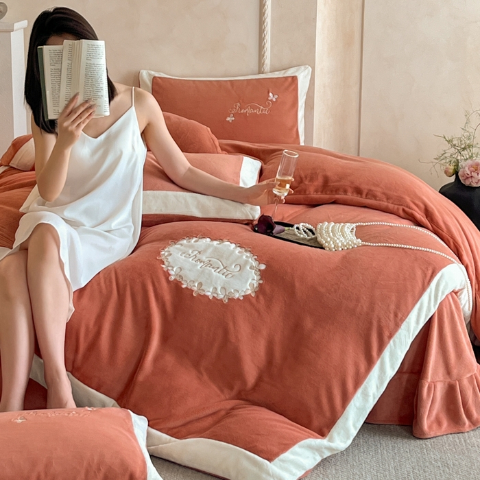 91家纺网 家纺一手货源 找家纺 子曰 2025新款高克重牛奶绒轻奢刺绣撞色拼接工艺款四件套-安娜 安娜-橘