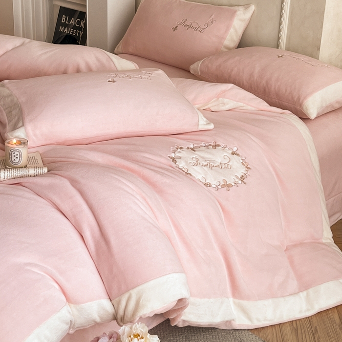 91家纺网 家纺一手货源 找家纺 子曰 2025新款高克重牛奶绒轻奢刺绣撞色拼接工艺款四件套-安娜 安娜-粉