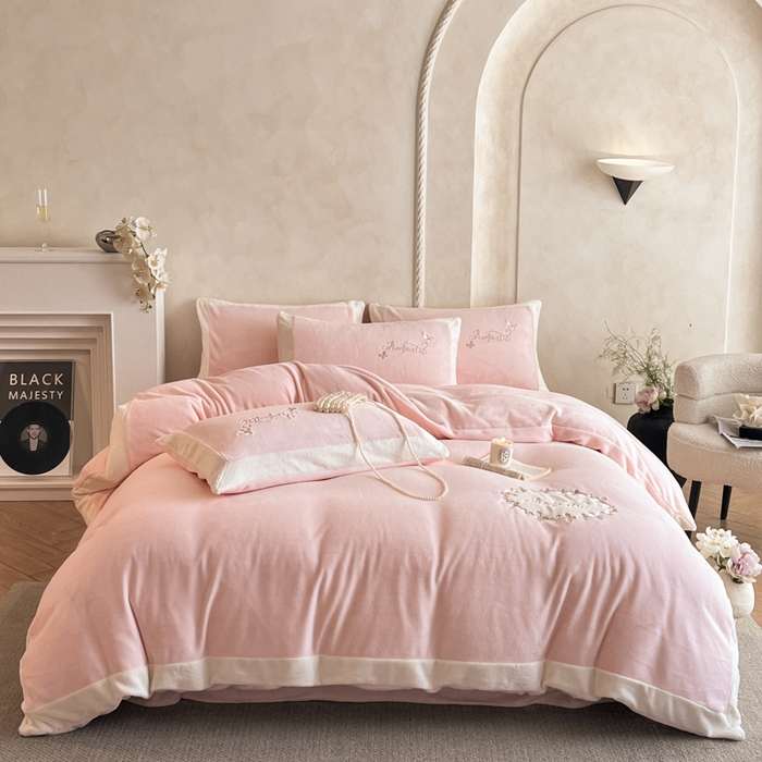 91家纺网 家纺一手货源 找家纺 子曰 2025新款高克重牛奶绒轻奢刺绣撞色拼接工艺款四件套-安娜 安娜-粉