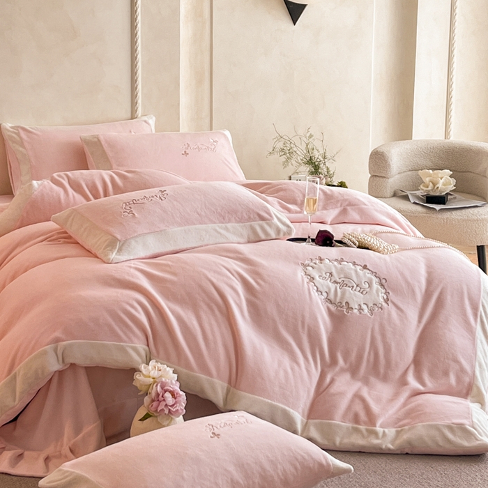 91家纺网 家纺一手货源 找家纺 子曰 2025新款高克重牛奶绒轻奢刺绣撞色拼接工艺款四件套-安娜 安娜-粉