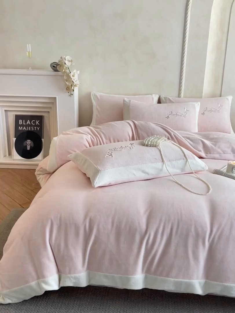 91家纺网 家纺一手货源 找家纺 子曰 2025新款高克重牛奶绒轻奢刺绣撞色拼接工艺款四件套-安娜 安娜-粉