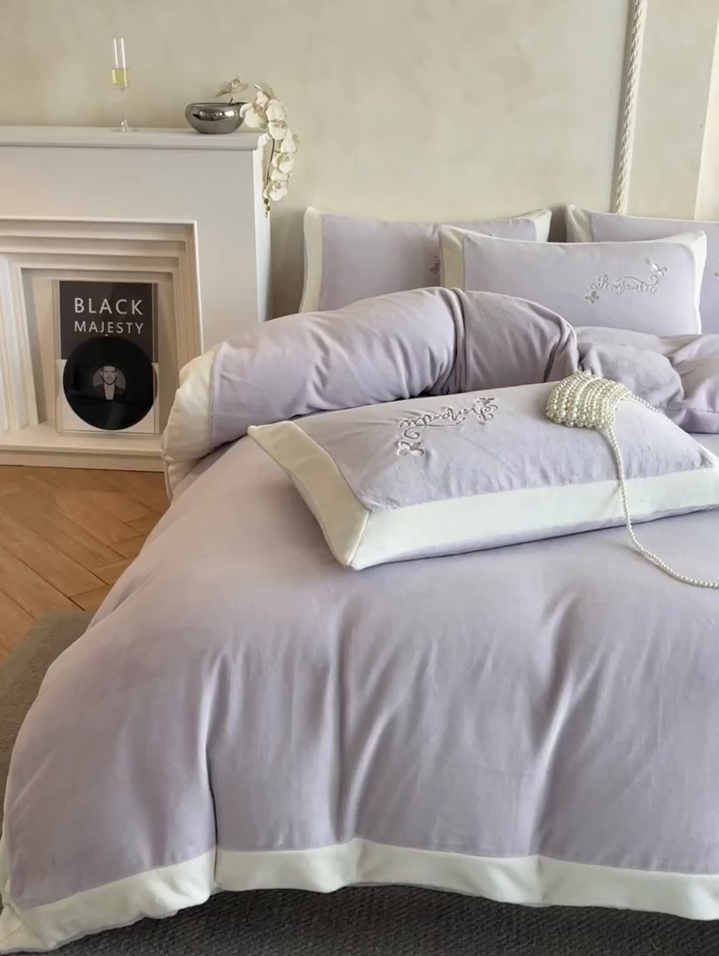 91家纺网 家纺一手货源 找家纺 子曰 2025新款高克重牛奶绒轻奢刺绣撞色拼接工艺款四件套-安娜 安娜-紫