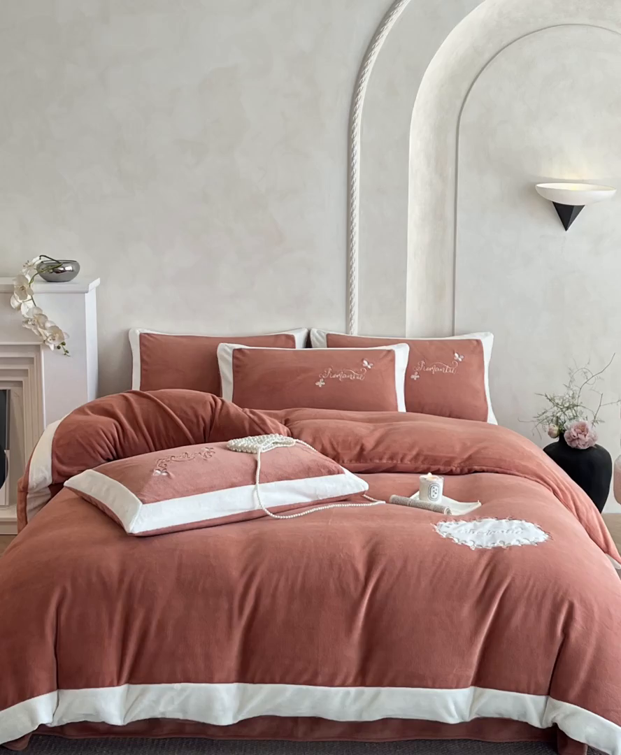 91家纺网 家纺一手货源 找家纺 子曰 2025新款高克重牛奶绒轻奢刺绣撞色拼接工艺款四件套-安娜 安娜-橘