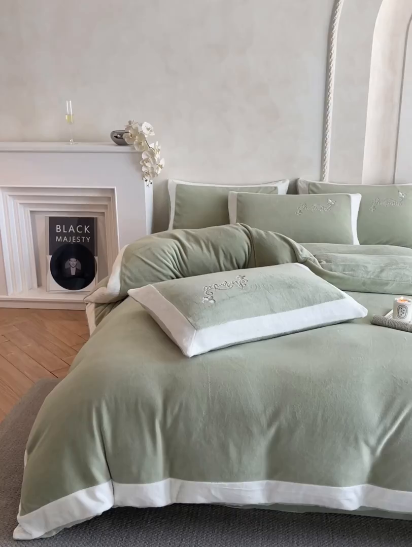 91家纺网 家纺一手货源 找家纺 子曰 2025新款高克重牛奶绒轻奢刺绣撞色拼接工艺款四件套-安娜 安娜-绿