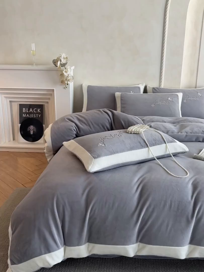 91家纺网 家纺一手货源 找家纺 子曰 2025新款高克重牛奶绒轻奢刺绣撞色拼接工艺款四件套-安娜 安娜-灰