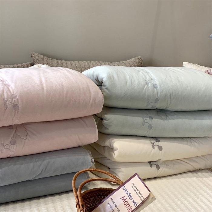 91家纺网 家纺一手货源 找家纺 （总）汇庭 2025秋冬新款樱桃绒双人豆豆被系列