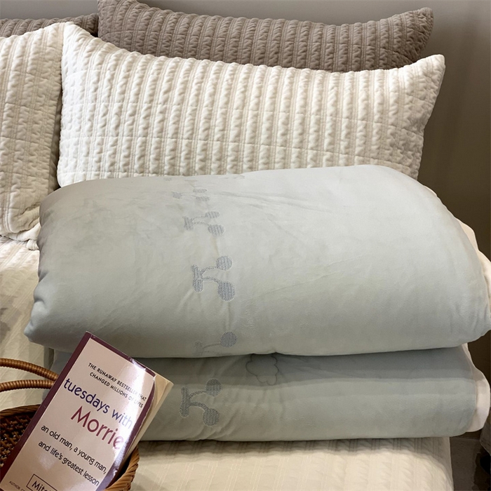 91家纺网 家纺一手货源 找家纺 汇庭 2025秋冬新款樱桃绒双人豆豆被系列 绿色