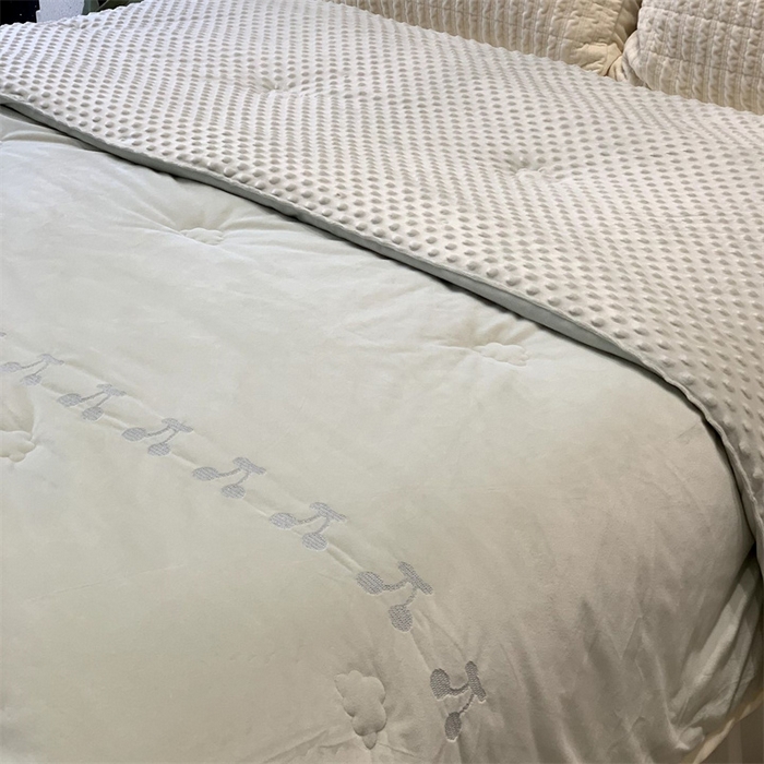 91家纺网 家纺一手货源 找家纺 汇庭 2025秋冬新款樱桃绒双人豆豆被系列 绿色