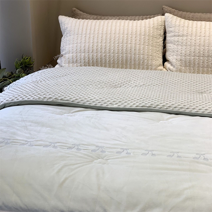 91家纺网 家纺一手货源 找家纺 汇庭 2025秋冬新款樱桃绒双人豆豆被系列 绿色