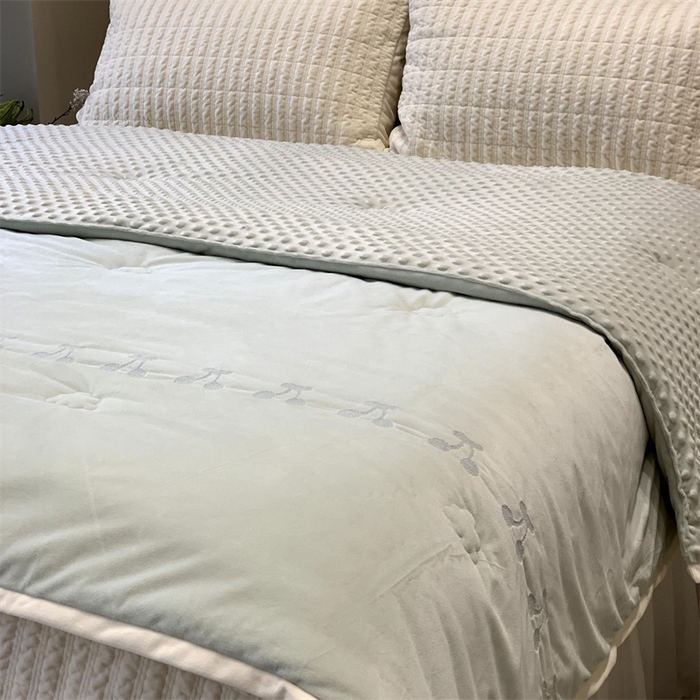 91家纺网 家纺一手货源 找家纺 汇庭 2025秋冬新款樱桃绒双人豆豆被系列 绿色