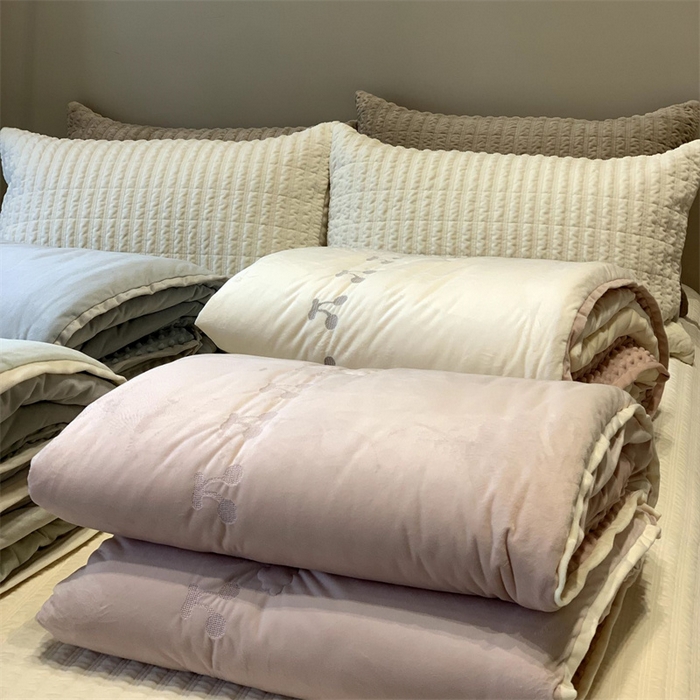 91家纺网 家纺一手货源 找家纺 汇庭 2025秋冬新款樱桃绒双人豆豆被系列 组合仅供参考不可下单