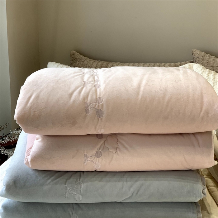 91家纺网 家纺一手货源 找家纺 汇庭 2025秋冬新款樱桃绒双人豆豆被系列 组合仅供参考不可下单