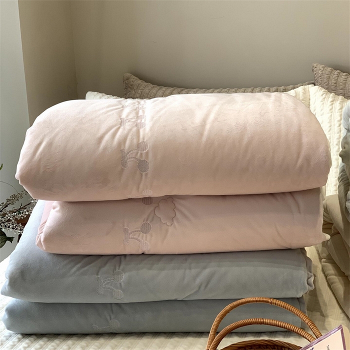 91家纺网 家纺一手货源 找家纺 汇庭 2025秋冬新款樱桃绒双人豆豆被系列 组合仅供参考不可下单