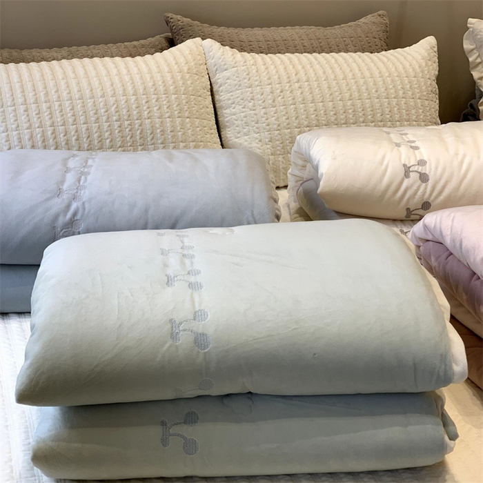 91家纺网 家纺一手货源 找家纺 汇庭 2025秋冬新款樱桃绒双人豆豆被系列 组合仅供参考不可下单