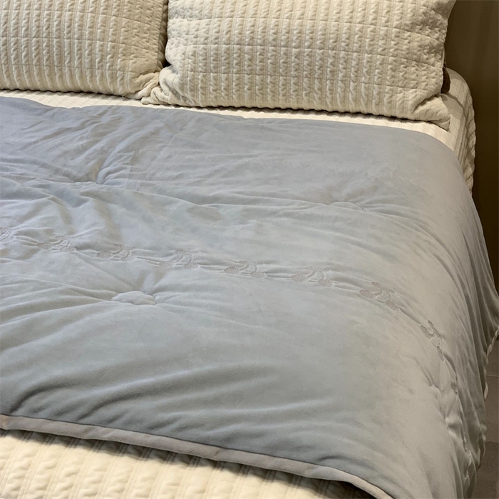 91家纺网 家纺一手货源 找家纺 汇庭 2025秋冬新款樱桃绒双人豆豆被系列 蓝色