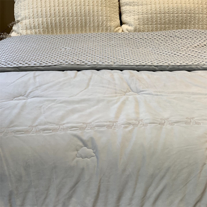 91家纺网 家纺一手货源 找家纺 汇庭 2025秋冬新款樱桃绒双人豆豆被系列 蓝色